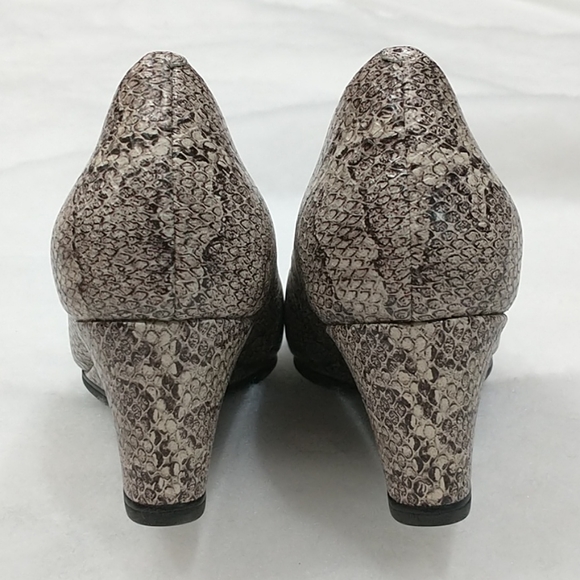 Cole Hann Grand Ambition Wedge Heel Pump in a snake, Size 9 - Picture 7 of 8